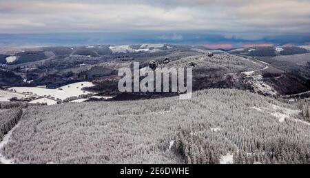 Vista aerea della formazione rocciosa Bruchhauser Steine un terreno Monumento con quattro rocce principali sull'Istenberg nel Rothaargebirge in inverno con neve Foto Stock