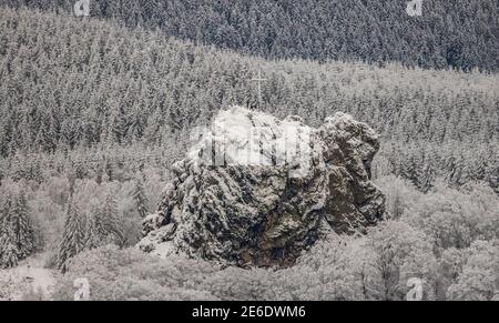 Vista aerea della formazione rocciosa Bruchhauser Steine un terreno Monumento con quattro rocce principali sull'Istenberg nel Rothaargebirge in inverno con neve Foto Stock