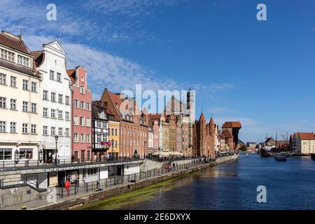 Danzica, Polonia - 6 settembre 2020: Danzica, Città Vecchia - edifici storici sulle rive del fiume Mottlawa, Polonia Foto Stock