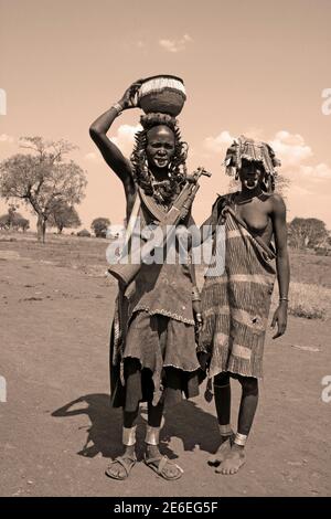 Donne tribù Mursi, Valle Omo Etiopia Foto Stock