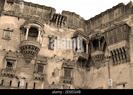 Aina Mahal (lit. 'Palazzo degli specchi'), un palazzo del XVIII secolo situato vicino al Prag Mahal a Darbargadh, Bhuj, Gujarat, India Foto Stock