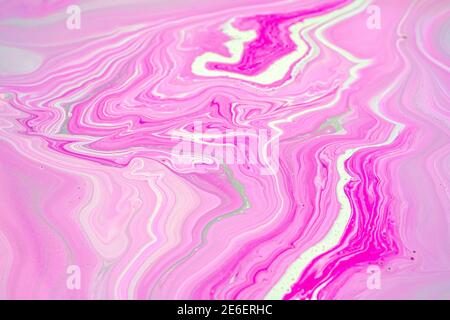Texture artistica fluida. Closeup astratto rosa, bianco e grigio colori di acrilico per l'uso come sfondo. Opere d'arte acriliche liquide che scorrono e spruzzano con motivi in marmo. Giorno di San Valentino, concetto d'amore. Foto Stock