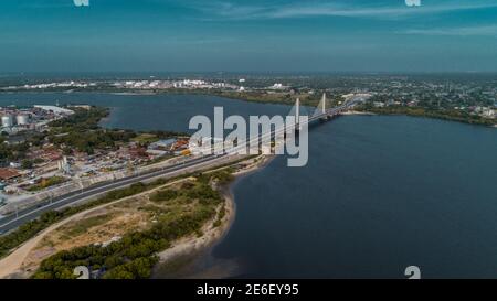 Il ponte sospeso collega la città di Dar es salaam Foto Stock