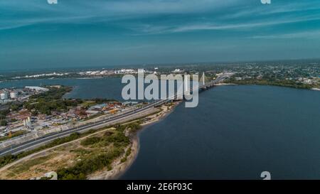 Il ponte sospeso collega la città di Dar es salaam Foto Stock