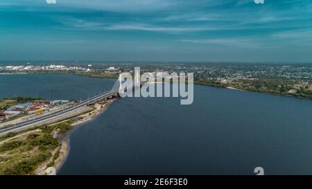 Il ponte sospeso collega la città di Dar es salaam Foto Stock