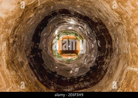 Siargao Island Himaya Beach, il miglior faro bianco e le incredibili palme Coconuts, Tigasao Village, San Isidro. Ottima acqua blu dell'oceano e sabbia bianca Foto Stock