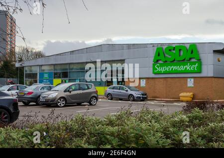 Flint; Regno Unito: 28 gennaio 2021: Auto parcheggiate di fronte al supermercato Asda nella città del Galles del Nord di Flint. Foto Stock