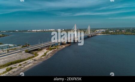 Il ponte sospeso collega la città di Dar es salaam Foto Stock