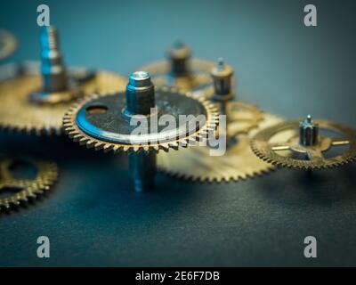 Dettaglio di ruote dentate in vecchio orologio blu sfondo Foto Stock