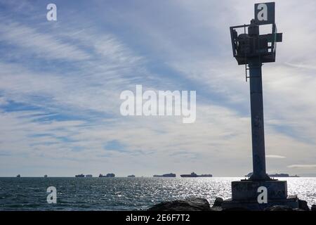 Una delle peggiori strozzature portuali degli Stati Uniti in più di un decennio, in quanto le navi portacontainer sono ancorate a San Pedro Bay al largo di Los Angeles e Long Beach, California. USA a causa della limitata capacità nei magazzini a causa della pandemia COVID-19 e come le navi cercano di entrare in merci prima del Capodanno cinese che inizia il 12 febbraio. I funzionari portuali si aspettano che il backup subside entro la fine di febbraio o marzo. Foto Stock