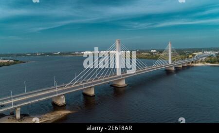 Il ponte sospeso collega la città di Dar es salaam Foto Stock