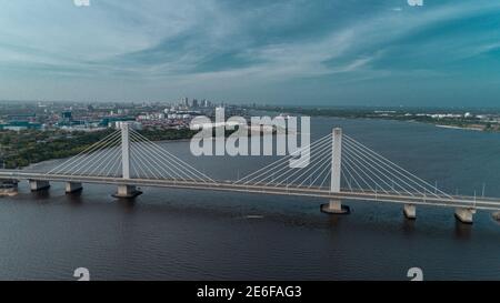 Il ponte sospeso collega la città di Dar es salaam Foto Stock