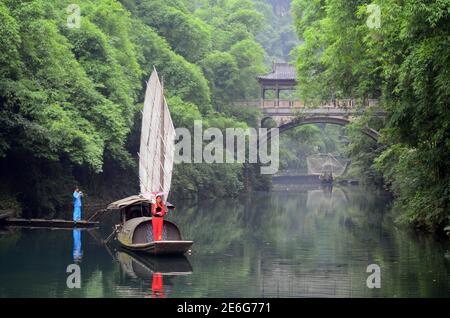 Tre gole tribù punto panoramico sul fiume Yangtze. Le crociere si fermano qui in modo da poter vedere la cultura etnica. Le ragazze sono cortigiate da ragazzi che suonano musica. Foto Stock