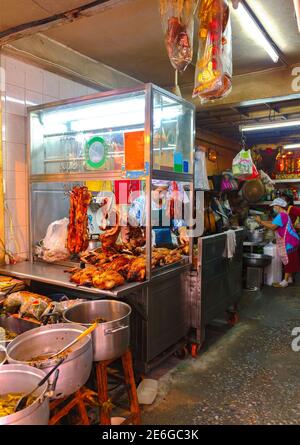 Chinatown, Bangkok, Thailandia - 14 novembre 2020: Un fornitore di cibo vende vari tipi di cibo da asporto. Foto Stock