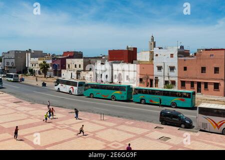 El Jadida, Marocco - 16 aprile 2016: Scena di strada nella città di El Jadida, con i ragazzi che giocano a calcio (calcio) su un marciapiede. Foto Stock