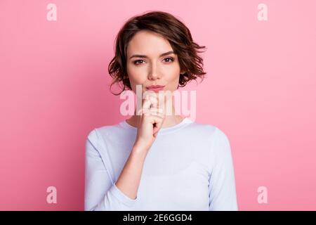 Ritratto della ragazza interessata toccare le mani mento pensare indossare pullover isolato su sfondo color pastello Foto Stock