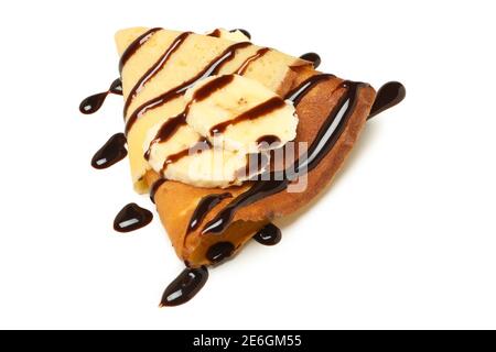 Crepes con salsa al cioccolato e banana isolato su sfondo bianco Foto Stock