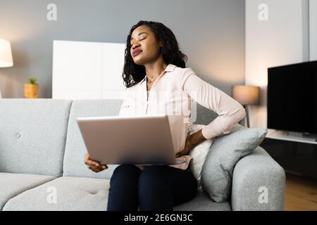 Dolore alla schiena inferiore. Postura errata seduta sul lettino Foto Stock