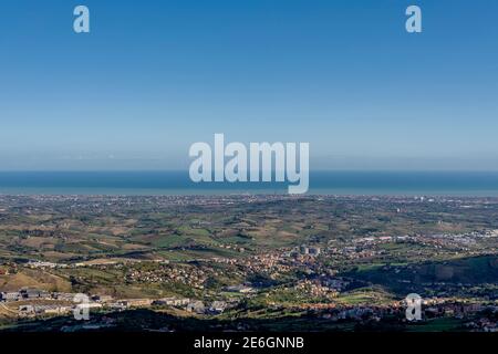 Vista panoramica sulla costa adriatica da San Marino in una giornata di sole Foto Stock