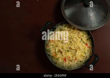 Colazione Shavige fatta in casa e sana su sfondo marrone Foto Stock