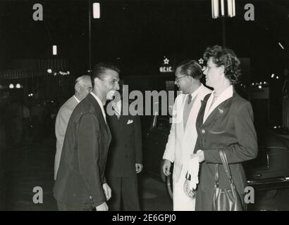 Diplomatici siriani che si scambiano saluti, Repubblica Ceca anni 60 Foto Stock
