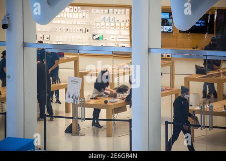 (210129) -- NEW YORK, 29 gennaio 2021 (Xinhua) -- i dipendenti di Apple Store assistono i clienti al centro commerciale Westfield World Trade Center di New York, Stati Uniti, 28 gennaio 2021. L'economia degli Stati Uniti ha contratto il 3.5 per cento nel 2020 tra COVID-19 fallout, il più grande declino annuale del prodotto interno lordo degli Stati Uniti (PIL) dal 1946, secondo i dati rilasciati dal Dipartimento del Commercio degli Stati Uniti il Giovedi. I dati hanno anche dimostrato che l'economia statunitense è cresciuta a un tasso annuo del 4% nel quarto trimestre del 2020 in un aumento dei casi COVID-19, più lento del 33.4% nel trimestre precedente. (Pho Foto Stock