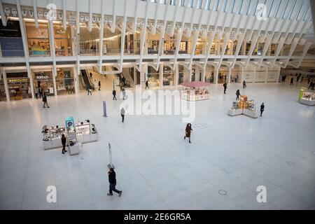 (210129) -- NEW YORK, 29 gennaio 2021 (Xinhua) -- la gente cammina attraverso l'Oculus, sede del centro commerciale Westfield World Trade Center a New York, Stati Uniti, 28 gennaio 2021. L'economia degli Stati Uniti ha contratto il 3.5 per cento nel 2020 tra COVID-19 fallout, il più grande declino annuale del prodotto interno lordo degli Stati Uniti (PIL) dal 1946, secondo i dati rilasciati dal Dipartimento del Commercio degli Stati Uniti il Giovedi. I dati hanno anche dimostrato che l'economia statunitense è cresciuta a un tasso annuo del 4% nel quarto trimestre del 2020 in un aumento dei casi COVID-19, più lento del 33.4% nel trimestre precedente. (Foto Foto Stock