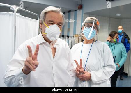 (210129) -- NEW YORK, 29 gennaio 2021 (Xinhua) -- il Segretario Generale delle Nazioni Unite Antonio Guterres (L) mette a disposizione delle foto alla Adlai E. Stevenson High School nel Bronx, a poche miglia a uptown dal quartier generale delle Nazioni Unite a New York, Stati Uniti, 28 gennaio 2021. Guterres ha ricevuto la sua prima dose di un vaccino COVID-19 qui giovedì, secondo un rapporto pubblicato sul sito ufficiale delle Nazioni Unite. (Eskinder Debebe/Foto un/Handout via Xinhua) Foto Stock