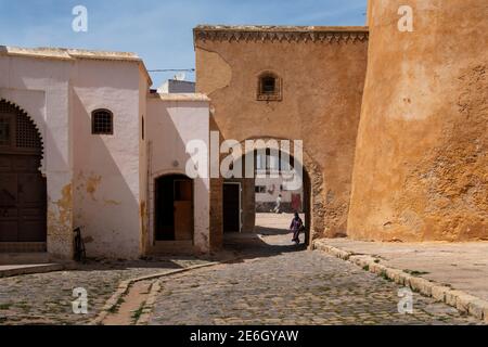 El Jadida, Marocco - 16 aprile 2016: Scena di strada nella città di El Jadida, con la gente in una strada sulla vecchia città portoghese. Foto Stock