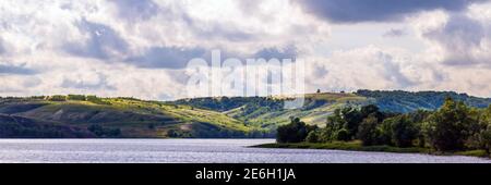 Vista panoramica del fiume Don e colline, pendii, steppa costa, burrone, burrone su una riva. Foto Stock