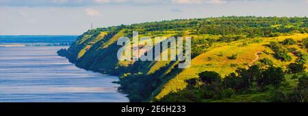 Vista panoramica del fiume Don e colline, pendii, steppa costa, burrone, burrone su una riva. Foto Stock