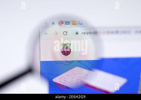 San Pietroburgo, Russia - 28 Gennaio 2021: Pagina web di Raspberry Pi con primo piano del logo, Editoriale illustrativo Foto Stock