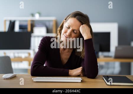 Donna casual con mal di testa in videoconferenza Foto Stock