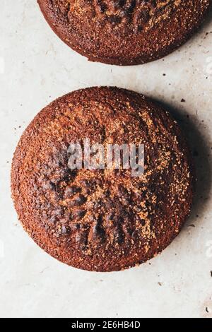 Due dolci alla cannella di zucchero di canna su fondo di pietra naturale. Foto Stock