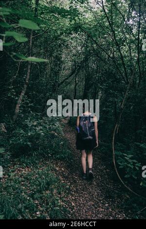 ragazza che cammina lungo un piccolo sentiero che va in foresta di sadernes Foto Stock