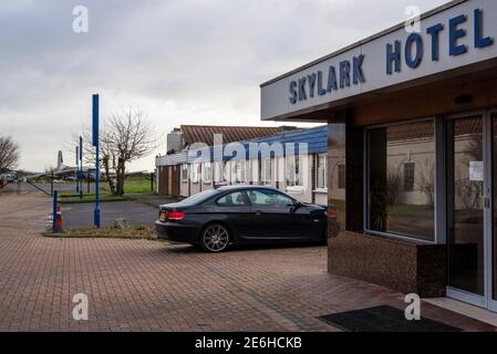 Southend on Sea, Essex, Regno Unito. 29 gennaio 2021. Lo Skylark Hotel, adiacente all'aeroporto di Londra Southend, ha acquistato due aerei della Royal Australian Air Force Hawker Siddeley HS 748 che erano stati immagazzinati in aeroporto dal 2005, uno per essere utilizzati come ristorante e l'altro per essere resi disponibili come luogo di matrimonio, anche se questi piani non hanno raggiunto la loro realizzazione. In tarda notte VH-AMQ è stato distrutto da un incendio. Fu costruito nel 1968 e esposto al Farnborough Air Show di quell'anno prima della consegna al RAAF. È stato ritirato dall'uso nel 2004 e restituito al Regno Unito Foto Stock