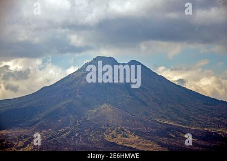 Vista di Closeup del Monte Batur (Gunung Batur) - il vulcano Kintamani a Bali Indonesia Foto Stock