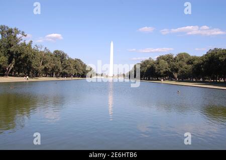 George Washington Monument lago, famosa icona dell'acqua, vista iconica, storia, alberi storici cespugli di alberi fuori dal centro commerciale percorso storico, paesaggio storico Foto Stock