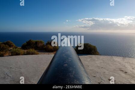 Posizione fronte mare di un grande cannone militare di artiglieria situato nel complesso difensivo di Castillitos, alle porte del porto strategico di Cartagen Foto Stock