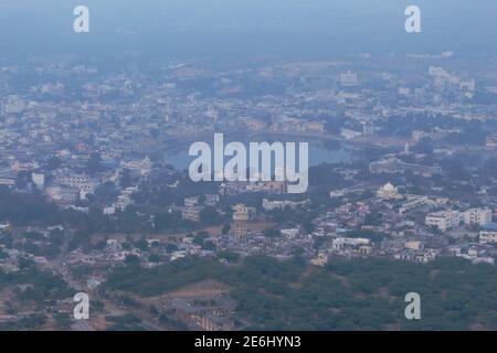 Pushkar lago e vista della città dalle colline di Ratnagiri, Pushkar, Ajmer, Rajasthan, India. Foto Stock