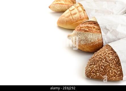 Diversi tipi di pane in sacchetti di carta su sfondo bianco. Foto Stock