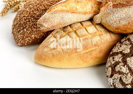 Diversi tipi di pane su sfondo bianco. Foto Stock