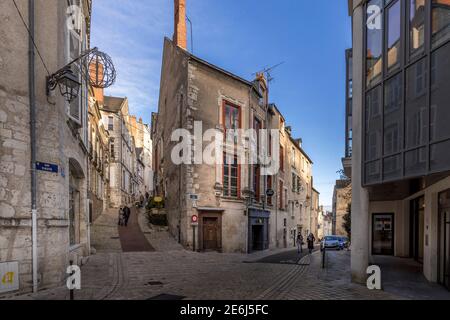 Blois, Francia - 26 dicembre 2020: Edifici antichi tipici nella città di Blois in Francia Foto Stock