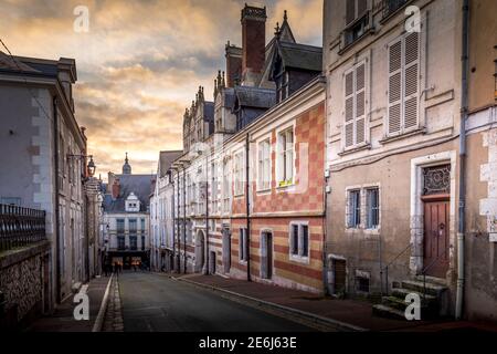 Blois, Francia - 26 dicembre 2020: Edifici antichi tipici nella città di Blois in Francia Foto Stock