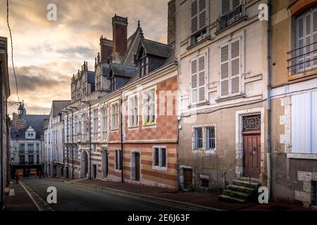 Blois, Francia - 26 dicembre 2020: Edifici antichi tipici nella città di Blois in Francia Foto Stock