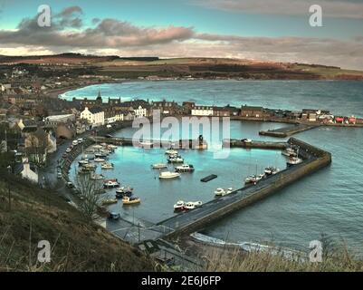 Porto di Stonehaven al sole d'inverno visto dall'alto Foto Stock