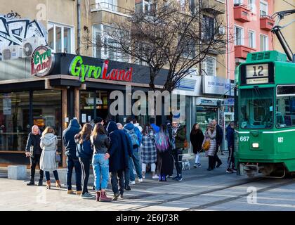 Persone che aspettano in fila fuori GyroLand per portare via gyros Cibo a Sofia Bulgaria Europa orientale UE Foto Stock