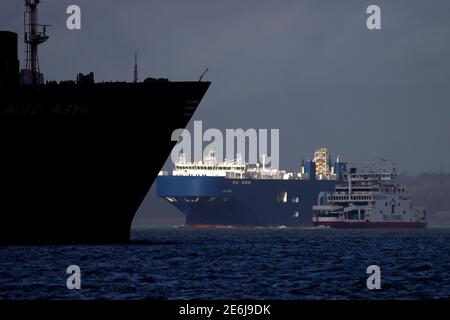 Navi,spedizione,Red Funnel,Ferry,auto,vettore,petrolio,petroliera,MSC Asya,Auto Energy,The Solent,traffico,occupato,Cowes,Isola di Wight,Inghilterra,Regno Unito, Foto Stock