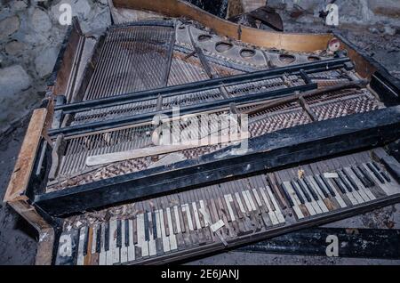 rotto vecchio pianoforte in casa abbandonata Foto Stock