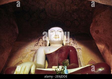 BAGAN, MYANMAR - 18 NOVEMBRE 2015: Enorme statua colorata di Buddha nel tempio, da sotto colpo di colorata statua di Buddha nel tempio ornamentale. Mingalaze Foto Stock